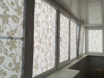 Тюль на балкон (46 фото): легкі штори в інтер’єрі лоджії. Як їх гарно повісити?