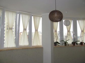 Тюль на балкон (46 фото): легкі штори в інтер’єрі лоджії. Як їх гарно повісити?