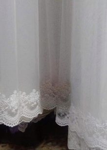 Тюль на балкон (46 фото): легкі штори в інтер’єрі лоджії. Як їх гарно повісити?