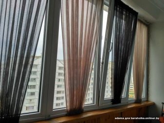 Тюль на балкон (46 фото): легкі штори в інтер’єрі лоджії. Як їх гарно повісити?
