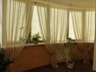 Тюль на балкон (46 фото): легкі штори в інтер’єрі лоджії. Як їх гарно повісити?