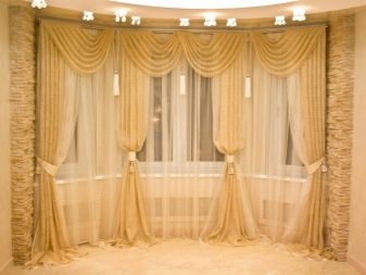 Тюль і штори для залу (91 фото): розташування тюлю поверх нічних штор, підбір комплектів для вітальні на люверсах і інші варіанти