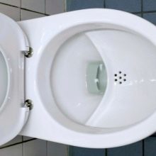 Унітази з вертикальним випуском (34 фото): плюси і мінуси моделей з прямим зливом в підлогу, розміри унітазів-компакт з нижнім виходом