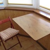 Відкидні столики на балкон: особливості складних масажних столів. Як підібрати настінний розкладний балконний столик для лоджії?