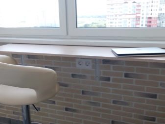 Відкидні столики на балкон: особливості складних масажних столів. Як підібрати настінний розкладний балконний столик для лоджії?