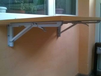 Відкидні столики на балкон: особливості складних масажних столів. Як підібрати настінний розкладний балконний столик для лоджії?