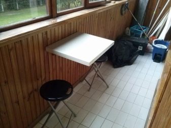 Відкидні столики на балкон: особливості складних масажних столів. Як підібрати настінний розкладний балконний столик для лоджії?