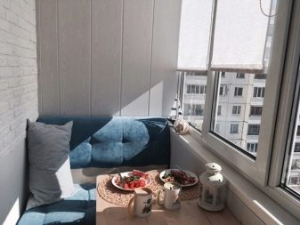 Відкидні столики на балкон: особливості складних масажних столів. Як підібрати настінний розкладний балконний столик для лоджії?