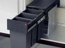 Відро для сміття на дверцята (25 фото): як вибрати підвісне відро для сміття для кухні під мийку? Як закріпити його на двері кухонної шафи?