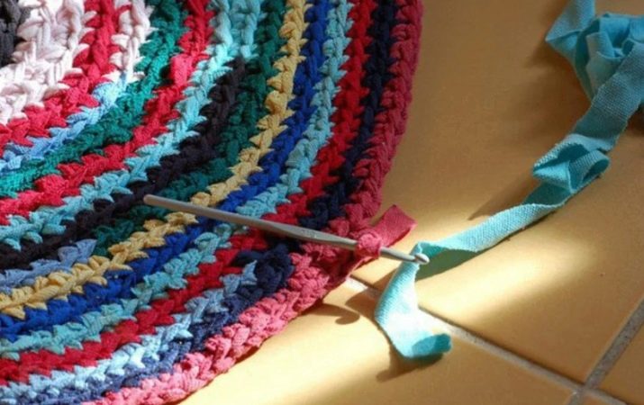 В’язані килимки гачком з клаптиків: як пов’язати своїми руками килим на підлогу з клаптиків тканини в стилі печворк, круглі і сільські моделі