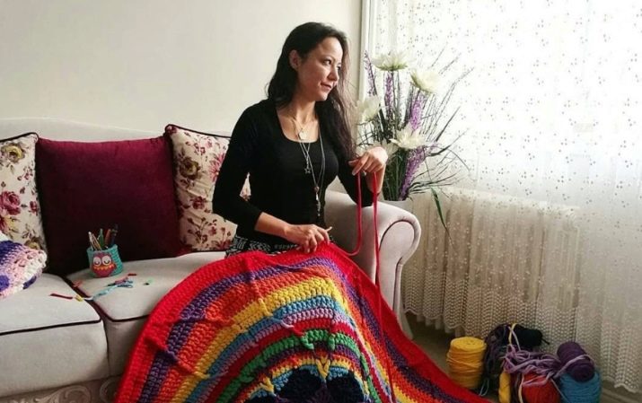 В’язані килимки гачком з клаптиків: як пов’язати своїми руками килим на підлогу з клаптиків тканини в стилі печворк, круглі і сільські моделі