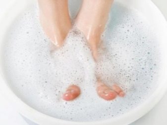 Ванночка для ніг з содою (26 фото): мильно-содові ванни, варіанти з сіллю, перекисом водню і оцтом, відгуки