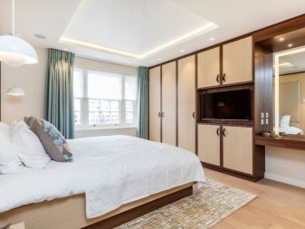 Варіанти розміщення телевізора в спальні (37 фото): на якій висоті від підлоги вішати телевізор на стіні? Приклади установки телевізора і варіанти дизайну