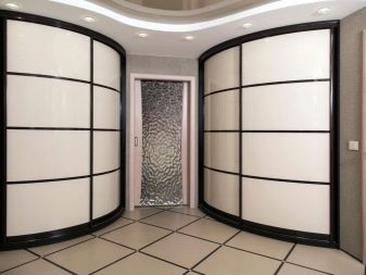 Вбудований шафу (108 фото): ідеї дизайну вбудованих конструкцій, кутові та розпашні моделі для маленького коридору, наповнення всередині, вузькі і господарські шафи