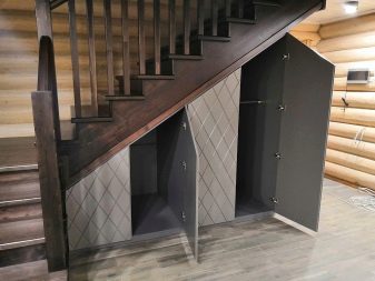 Вбудований шафу (108 фото): ідеї дизайну вбудованих конструкцій, кутові та розпашні моделі для маленького коридору, наповнення всередині, вузькі і господарські шафи