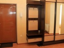 Вбудований шафу (108 фото): ідеї дизайну вбудованих конструкцій, кутові та розпашні моделі для маленького коридору, наповнення всередині, вузькі і господарські шафи