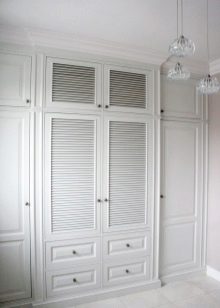 Вбудований шафу (108 фото): ідеї дизайну вбудованих конструкцій, кутові та розпашні моделі для маленького коридору, наповнення всередині, вузькі і господарські шафи