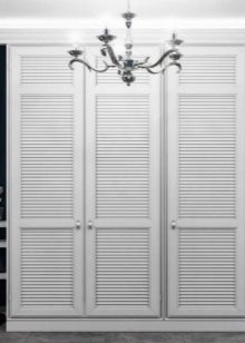 Вбудований шафу (108 фото): ідеї дизайну вбудованих конструкцій, кутові та розпашні моделі для маленького коридору, наповнення всередині, вузькі і господарські шафи