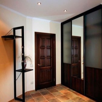 Вбудований шафу (108 фото): ідеї дизайну вбудованих конструкцій, кутові та розпашні моделі для маленького коридору, наповнення всередині, вузькі і господарські шафи