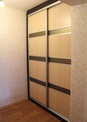 Вбудований шафу (108 фото): ідеї дизайну вбудованих конструкцій, кутові та розпашні моделі для маленького коридору, наповнення всередині, вузькі і господарські шафи