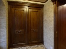 Вбудований шафу (108 фото): ідеї дизайну вбудованих конструкцій, кутові та розпашні моделі для маленького коридору, наповнення всередині, вузькі і господарські шафи