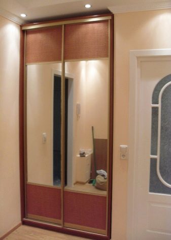 Вбудований шафу (108 фото): ідеї дизайну вбудованих конструкцій, кутові та розпашні моделі для маленького коридору, наповнення всередині, вузькі і господарські шафи