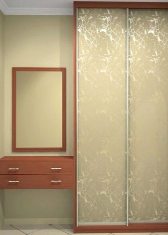 Вбудований шафу (108 фото): ідеї дизайну вбудованих конструкцій, кутові та розпашні моделі для маленького коридору, наповнення всередині, вузькі і господарські шафи