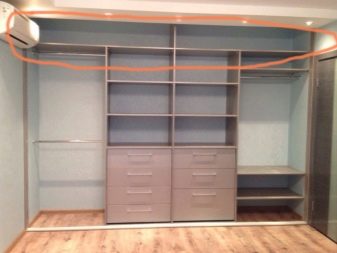 Вбудований шафу (108 фото): ідеї дизайну вбудованих конструкцій, кутові та розпашні моделі для маленького коридору, наповнення всередині, вузькі і господарські шафи