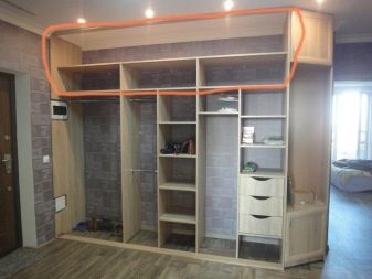 Вбудований шафу (108 фото): ідеї дизайну вбудованих конструкцій, кутові та розпашні моделі для маленького коридору, наповнення всередині, вузькі і господарські шафи