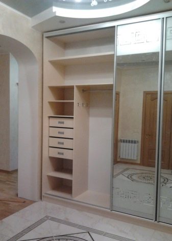 Вбудований шафу (108 фото): ідеї дизайну вбудованих конструкцій, кутові та розпашні моделі для маленького коридору, наповнення всередині, вузькі і господарські шафи