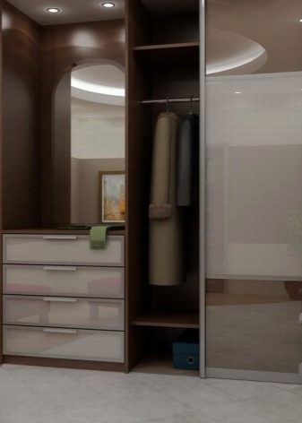 Вбудований шафу (108 фото): ідеї дизайну вбудованих конструкцій, кутові та розпашні моделі для маленького коридору, наповнення всередині, вузькі і господарські шафи