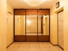 Вбудований шафу (108 фото): ідеї дизайну вбудованих конструкцій, кутові та розпашні моделі для маленького коридору, наповнення всередині, вузькі і господарські шафи