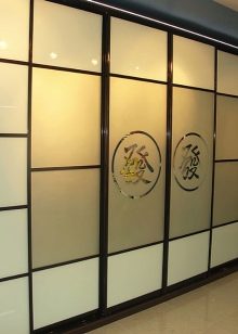 Вбудований шафу (108 фото): ідеї дизайну вбудованих конструкцій, кутові та розпашні моделі для маленького коридору, наповнення всередині, вузькі і господарські шафи