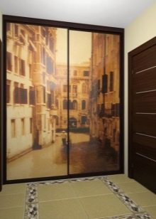 Вбудований шафу (108 фото): ідеї дизайну вбудованих конструкцій, кутові та розпашні моделі для маленького коридору, наповнення всередині, вузькі і господарські шафи