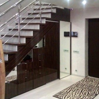 Вбудований шафу (108 фото): ідеї дизайну вбудованих конструкцій, кутові та розпашні моделі для маленького коридору, наповнення всередині, вузькі і господарські шафи