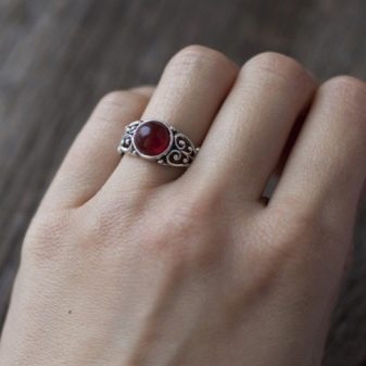 Вибір каменю для жінок Львів за датою народження (35 фото): які дорогоцінні камені підходять цього знаку зодіаку, як вибрати талісман і оберіг, вплив гранату, топазу і перлів