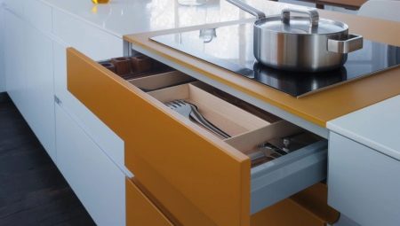 Висота нижніх кухонних шаф (9 фото): яка стандартна висота шафи від підлоги? Як її підібрати для нижніх підлогових шаф?