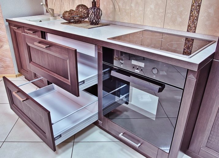 Висота нижніх кухонних шаф (9 фото): яка стандартна висота шафи від підлоги? Як її підібрати для нижніх підлогових шаф?