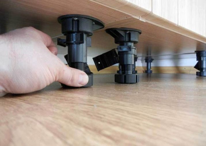 Висота нижніх кухонних шаф (9 фото): яка стандартна висота шафи від підлоги? Як її підібрати для нижніх підлогових шаф?