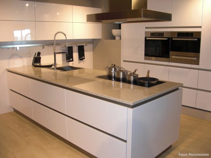 Висота нижніх кухонних шаф (9 фото): яка стандартна висота шафи від підлоги? Як її підібрати для нижніх підлогових шаф?