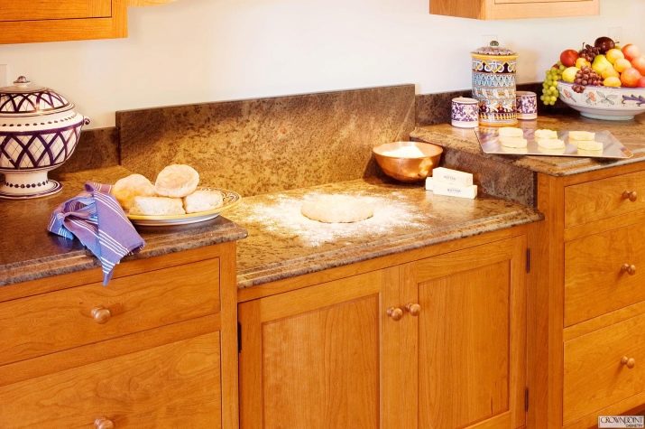 Висота нижніх кухонних шаф (9 фото): яка стандартна висота шафи від підлоги? Як її підібрати для нижніх підлогових шаф?