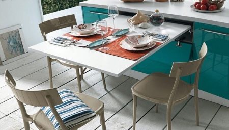 Висувний стіл на кухні (36 фото): кухонний гарнітур з висувним столом на коліщатках для маленької кухні, інші варіанти