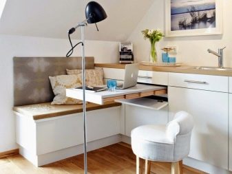 Висувний стіл на кухні (36 фото): кухонний гарнітур з висувним столом на коліщатках для маленької кухні, інші варіанти