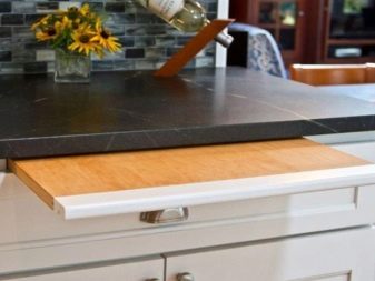 Висувний стіл на кухні (36 фото): кухонний гарнітур з висувним столом на коліщатках для маленької кухні, інші варіанти