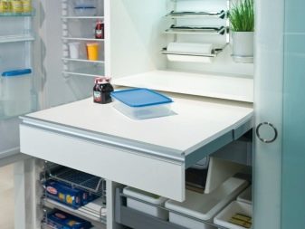 Висувний стіл на кухні (36 фото): кухонний гарнітур з висувним столом на коліщатках для маленької кухні, інші варіанти