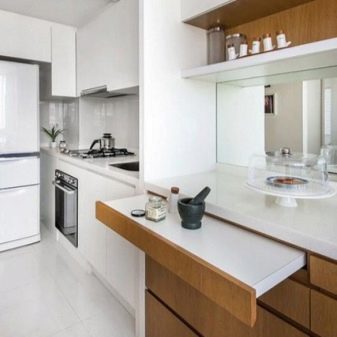 Висувний стіл на кухні (36 фото): кухонний гарнітур з висувним столом на коліщатках для маленької кухні, інші варіанти