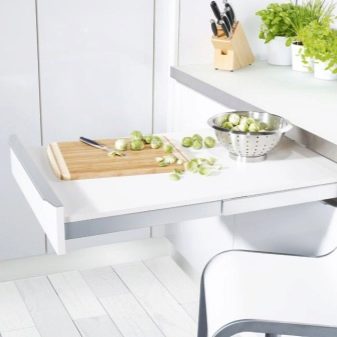 Висувний стіл на кухні (36 фото): кухонний гарнітур з висувним столом на коліщатках для маленької кухні, інші варіанти