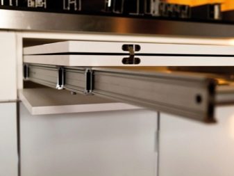 Висувний стіл на кухні (36 фото): кухонний гарнітур з висувним столом на коліщатках для маленької кухні, інші варіанти