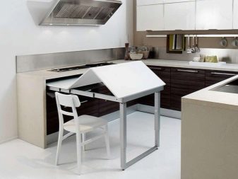 Висувний стіл на кухні (36 фото): кухонний гарнітур з висувним столом на коліщатках для маленької кухні, інші варіанти
