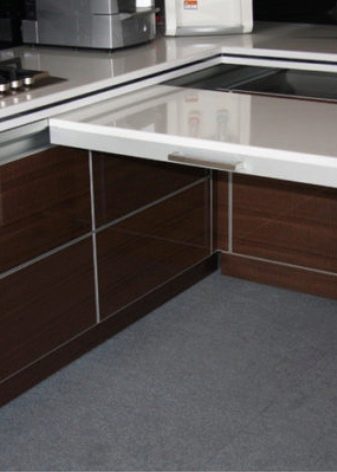 Висувний стіл на кухні (36 фото): кухонний гарнітур з висувним столом на коліщатках для маленької кухні, інші варіанти